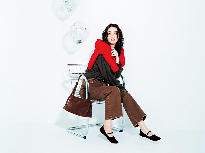 トレンドのブラウンコーデに赤ニットを差し色に肩掛けしたコーデ