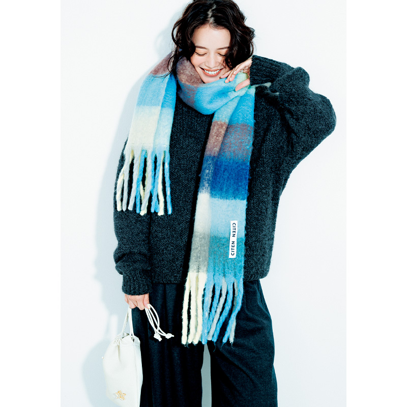 ダークトーンなコーデにCITENのカラフルなストールを巻いた岸本セシルさん