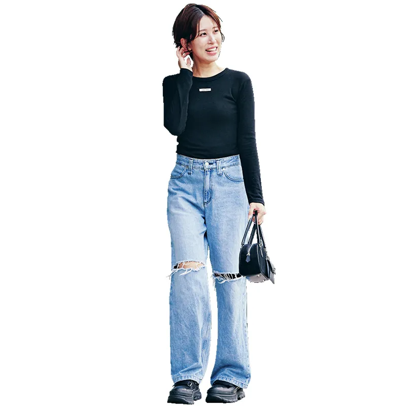 タイトな黒ロゴロンTにブルーデニムのコーデ