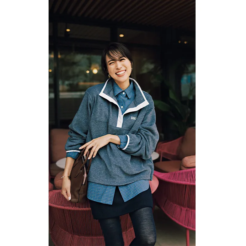 ミニスカにタイツ、シャツにハーフジップスウェットのコーデ