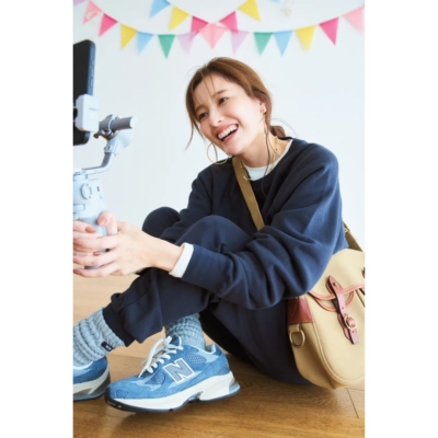 【帰省コーデ】スウェット×スニーカーが洒落る！白Tのレイヤードが◎