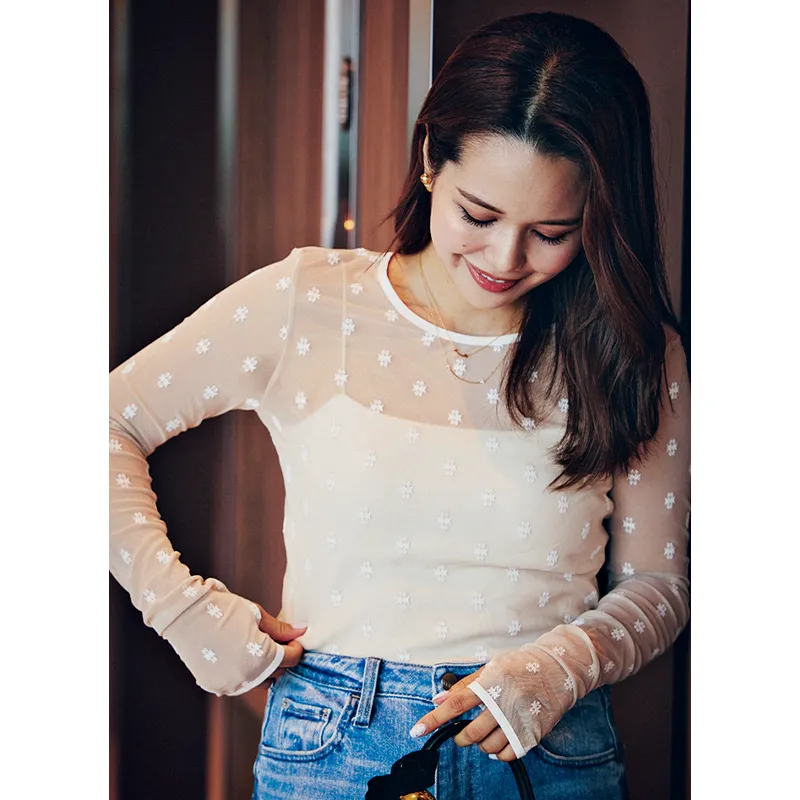 柄のシアーロンTにブルーデニムのコーデ