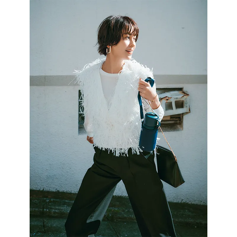 フリンジベストに白のカットソーのコーデ