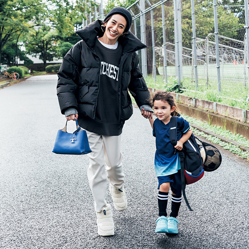 冬の旅行コーデにおすすめのダウン×アームウォーマー×パンツの神山まりあさんとキッズモデル