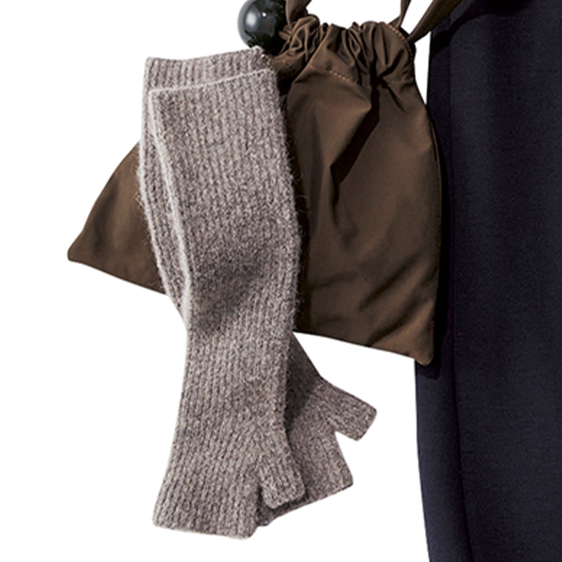 冬旅行におすすめのミラ オーウェンのアームウォーマーの置き画