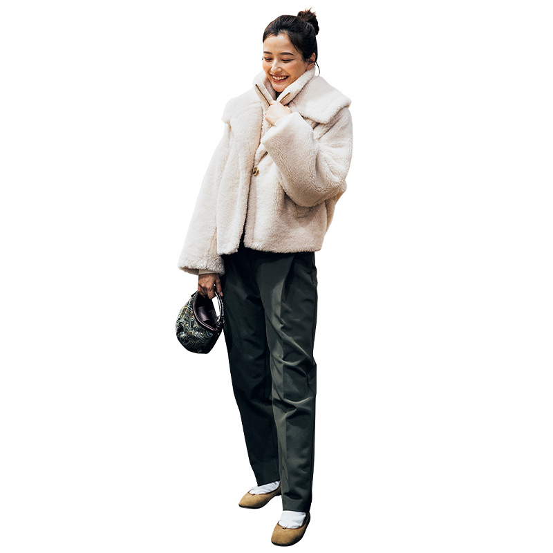 冬旅行におすすめのネックウォーマー×ボアアウター×パンツの原田夏希さん