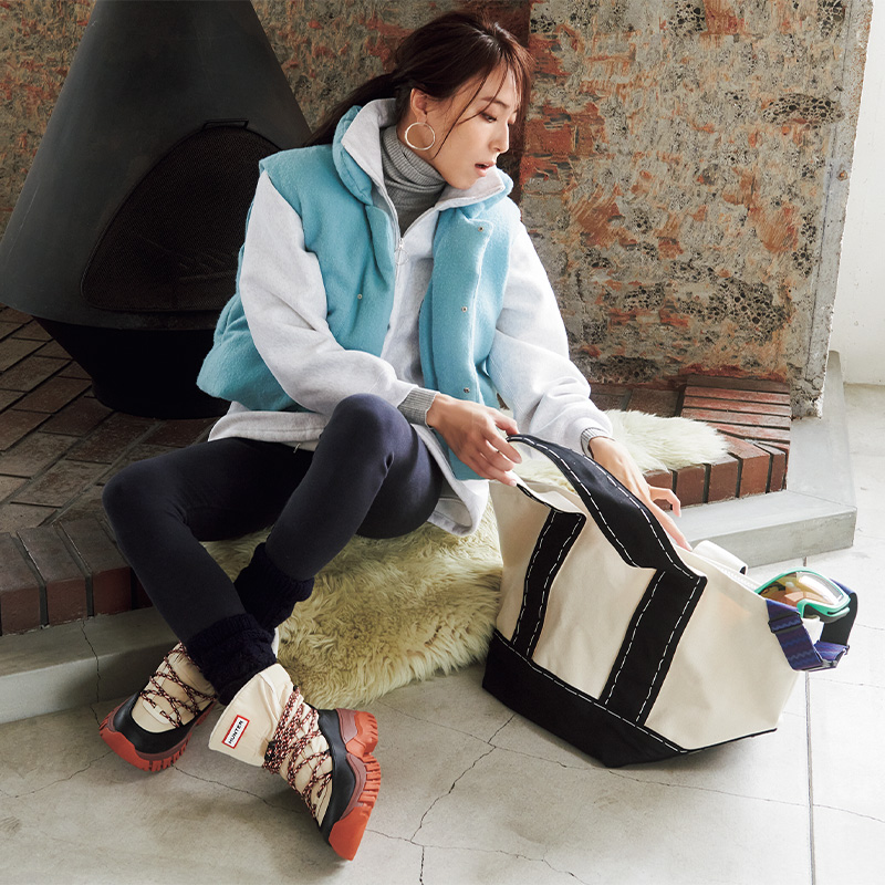 冬旅行におすすめのダウンベスト×ハーフジップスウェット×タートル×レギンス×スノーブーツの笹川友里さん