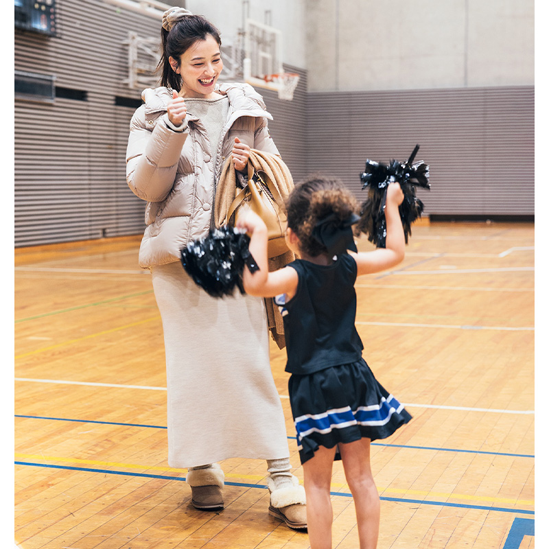 冬旅行におすすめのショートダウン×ニットスカート×ムートンシューズの原田夏希さん
