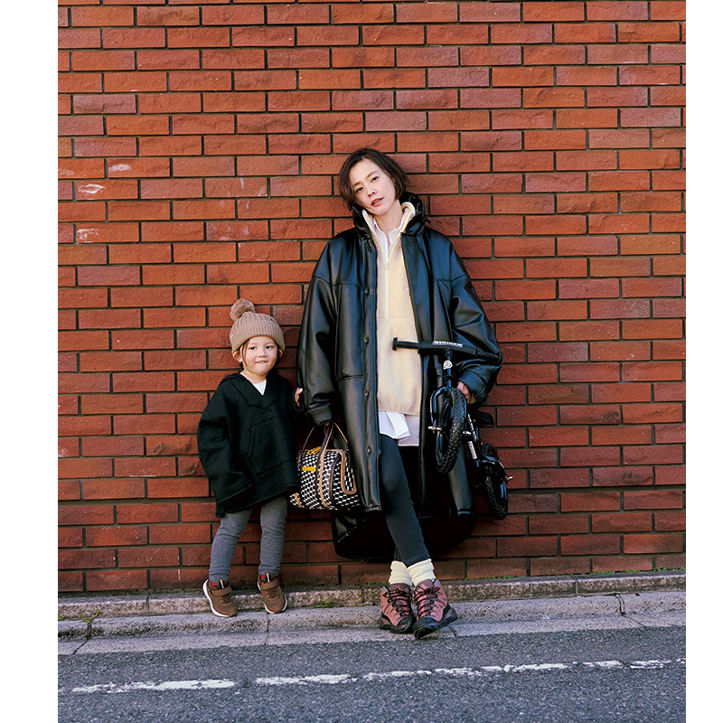 冬旅行におすすめのロングブルゾン×ボアアノラック×レギンス×スニーカーの浅見れいなさん