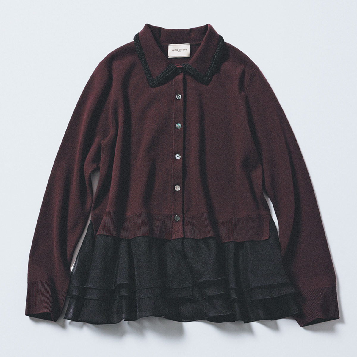 ユナイテッドアローズのブラウンに黒のフリルがついた衿つきカーディガン