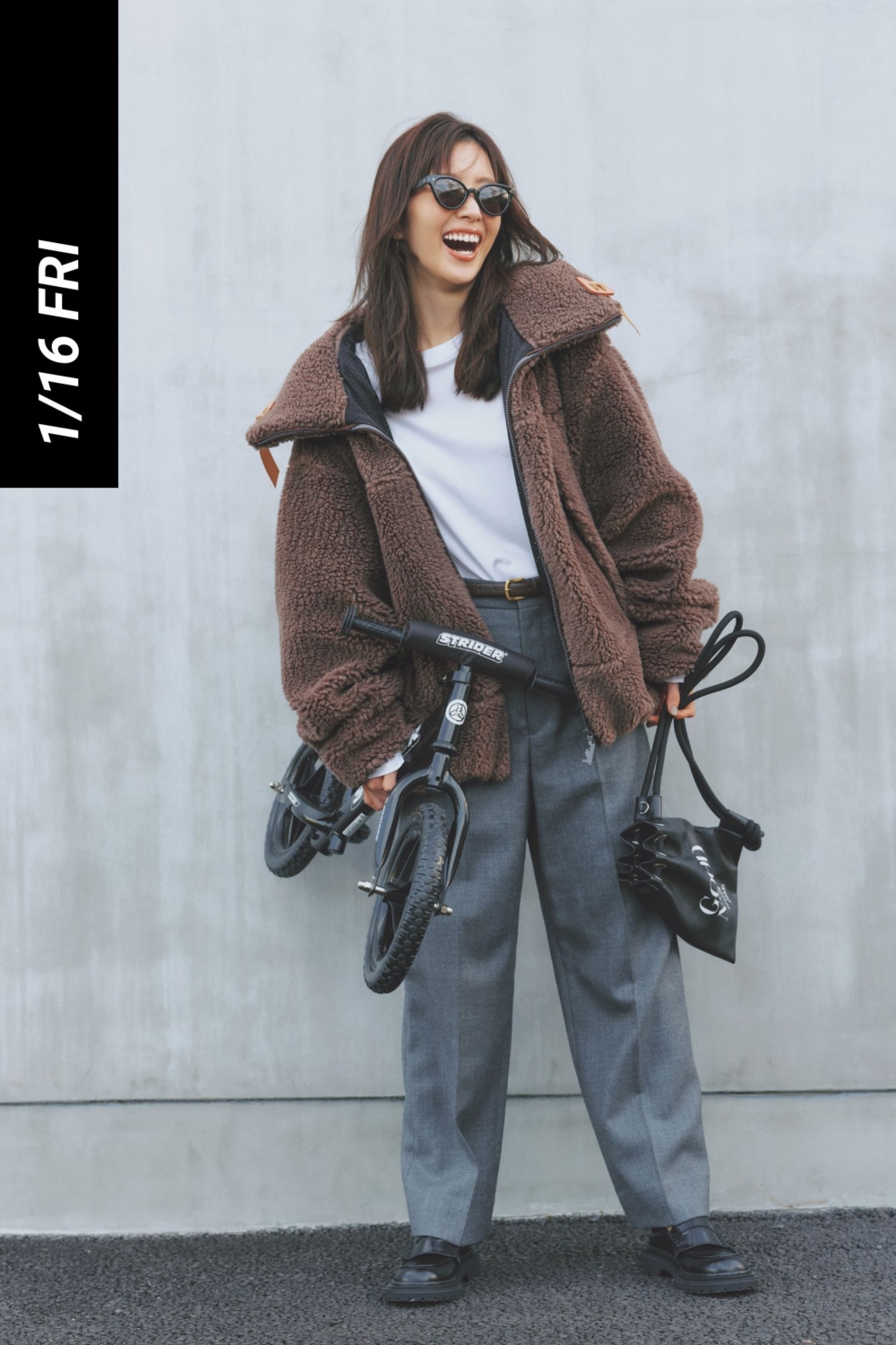 白ロンTとグレーのスラックスにオーバーサイズのボアブルゾンを羽織ったコーデ