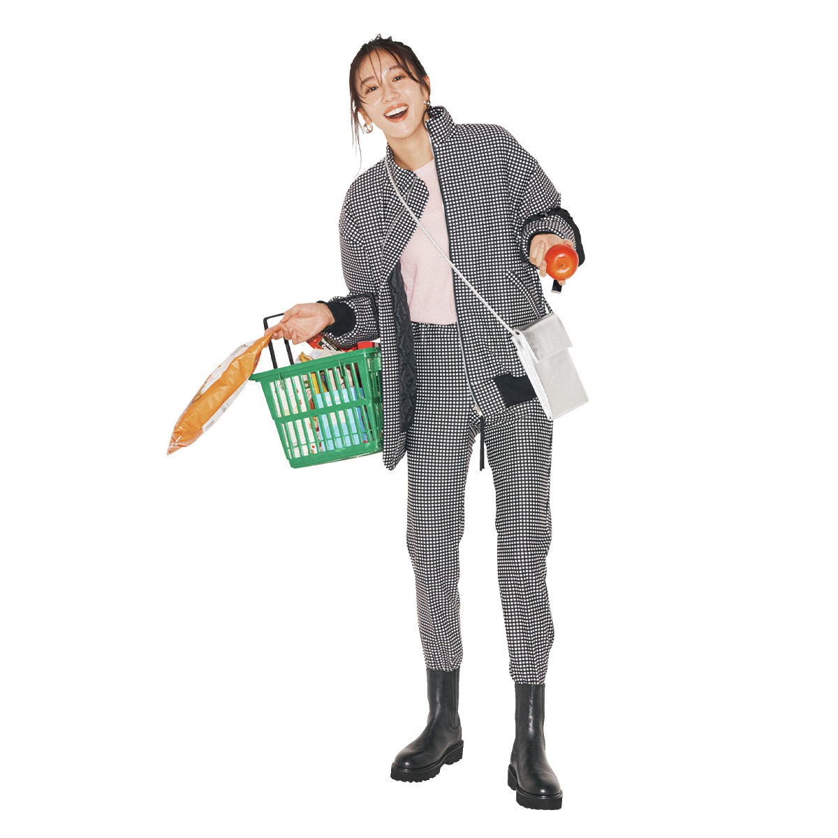 ツル バイ マリコ オイカワのチェック柄のブルゾンと細身パンツのセットアップコーデ