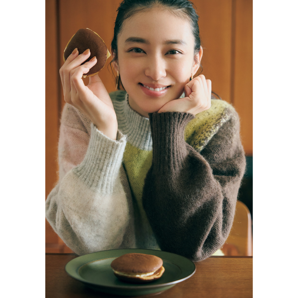 どら焼きを手に持ち微笑む武井咲さん