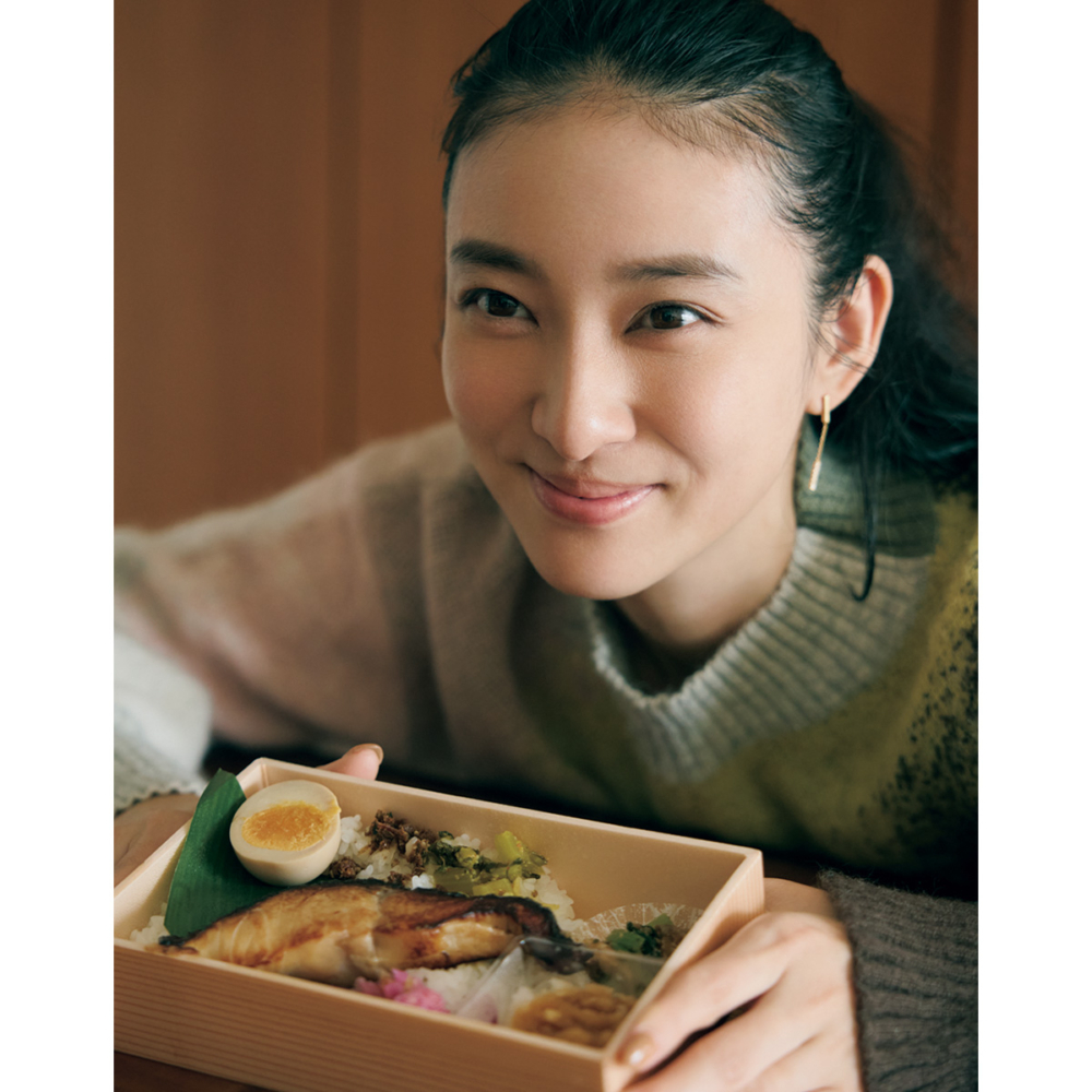 お気に入りのロケ弁を前に微笑む武井咲さん