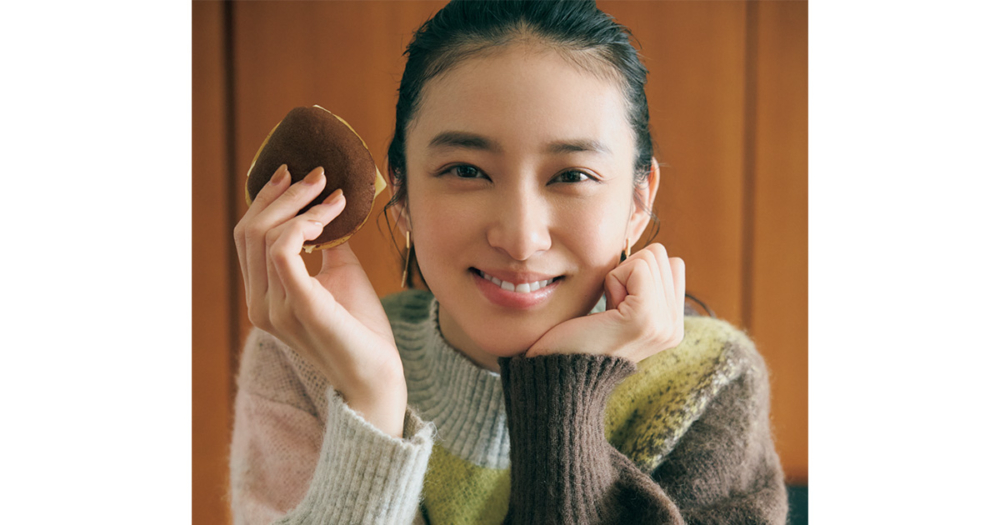 どら焼きを手に持ち微笑む武井咲さん
