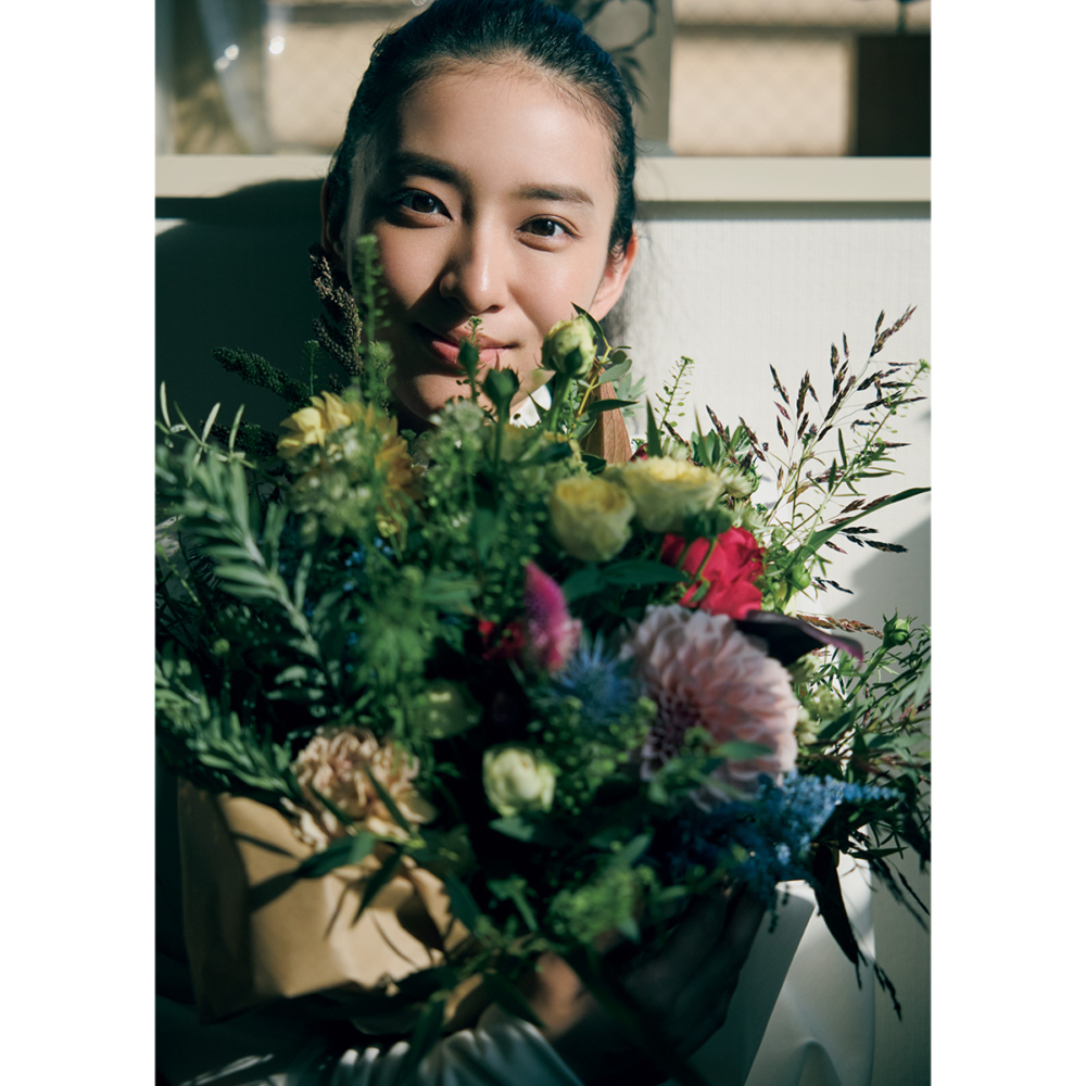 お花を抱えた武井咲さん