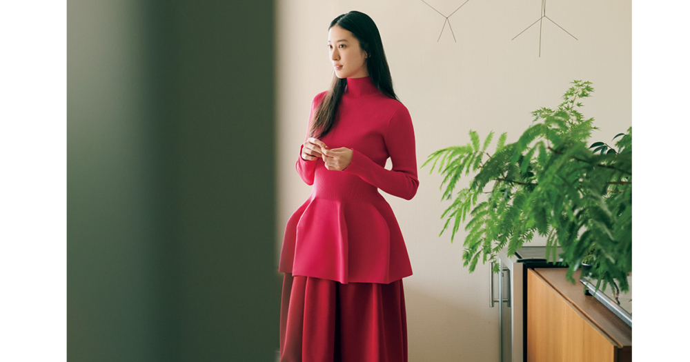 CFCLのトップスとスカートを着た武井咲さん