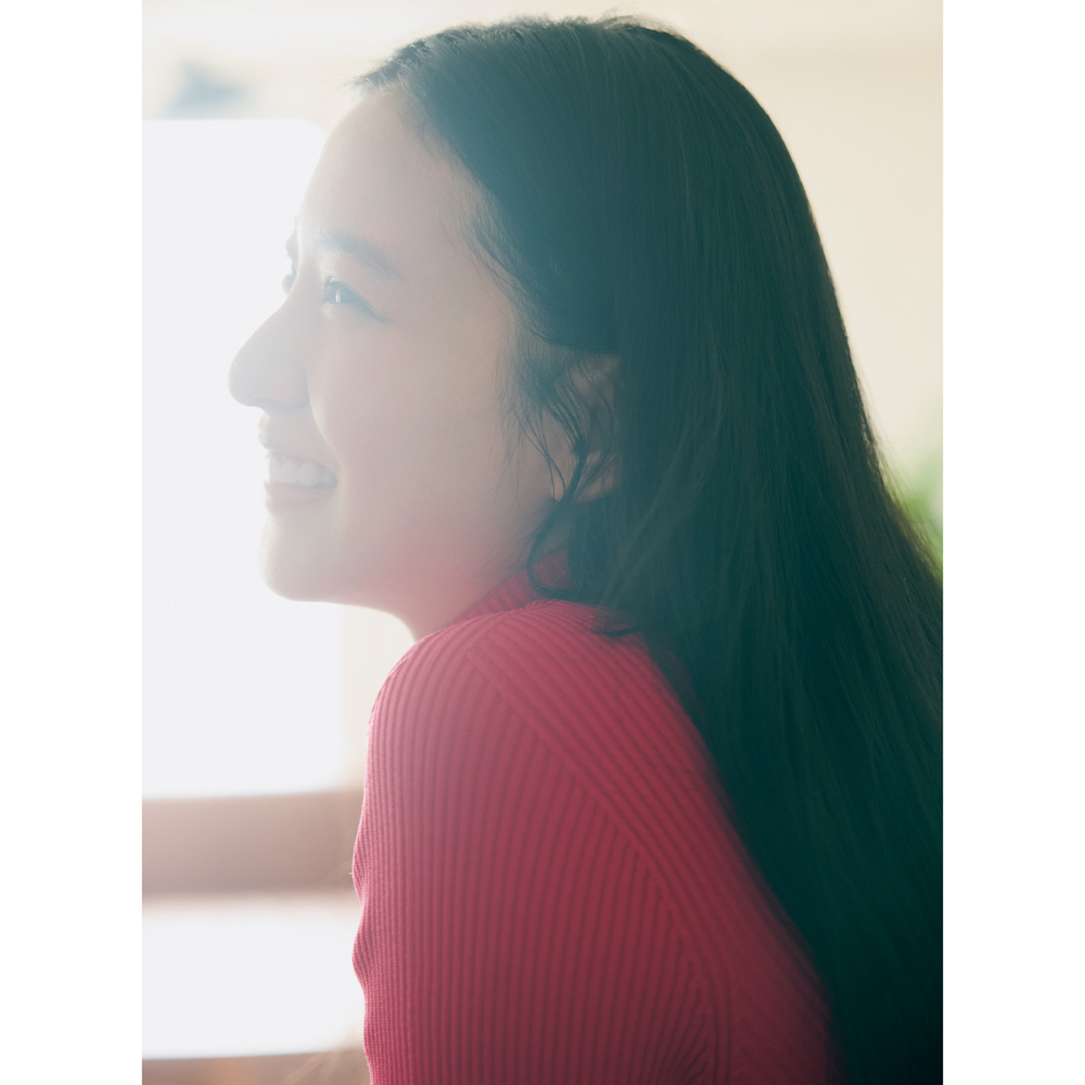 微笑む武井咲さんの横顔