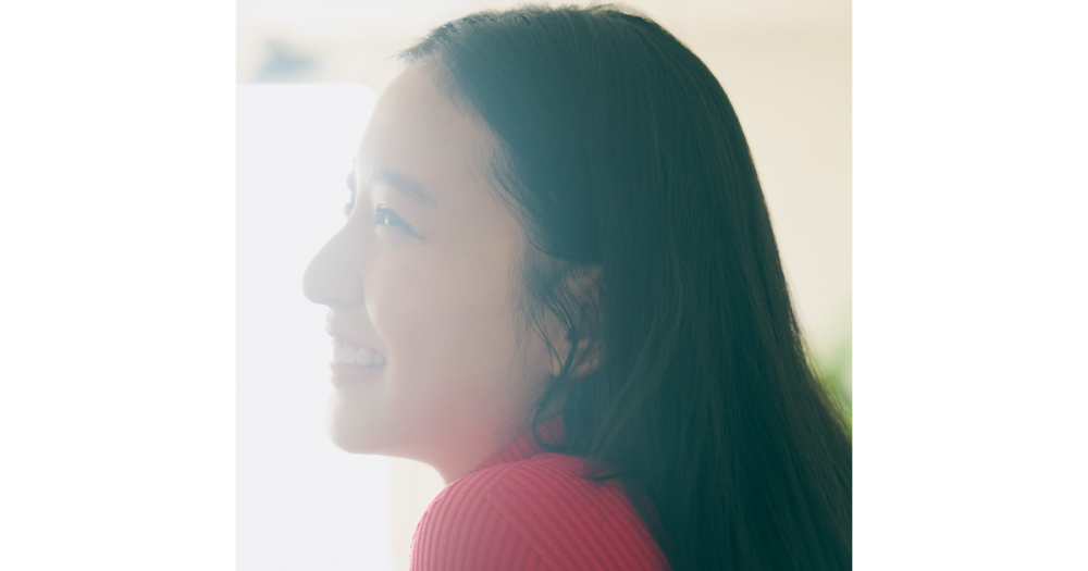 微笑む武井咲さんの横顔