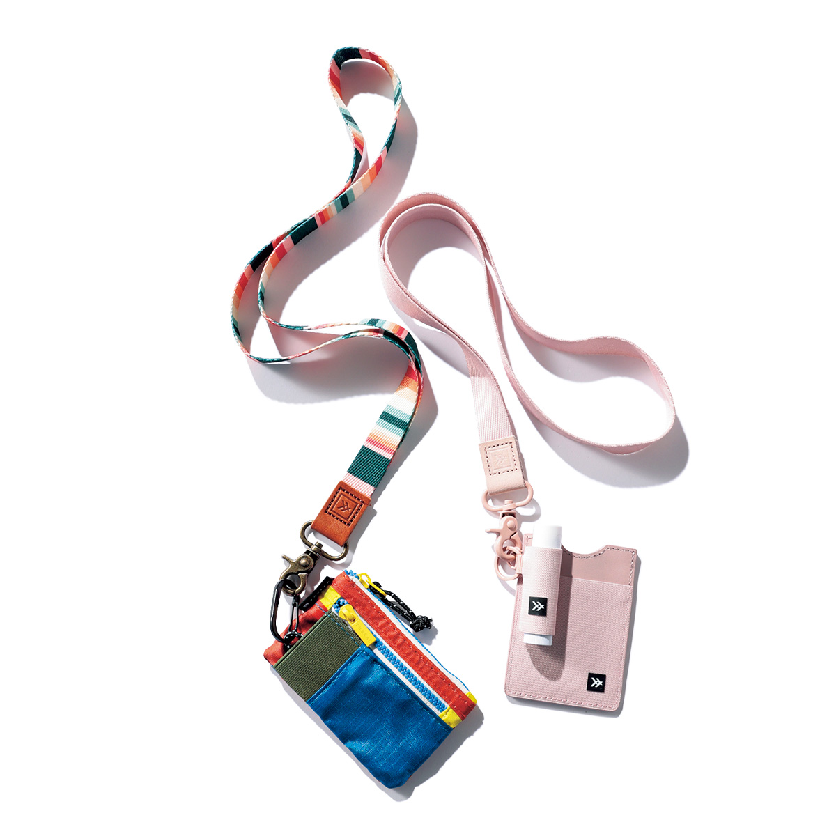 カラフルなオシャレ小物は雪山コーデにおすすめ