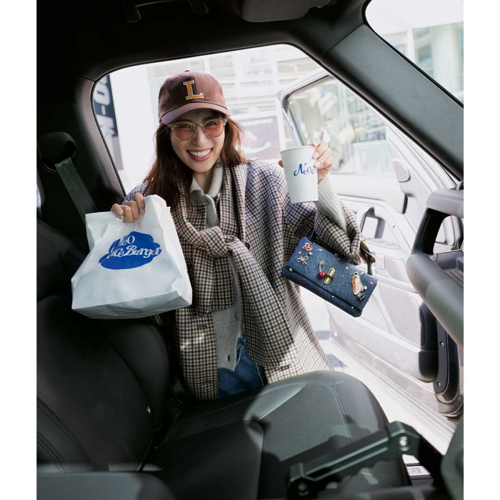 カラーレンズがブラウンコーデにフィット