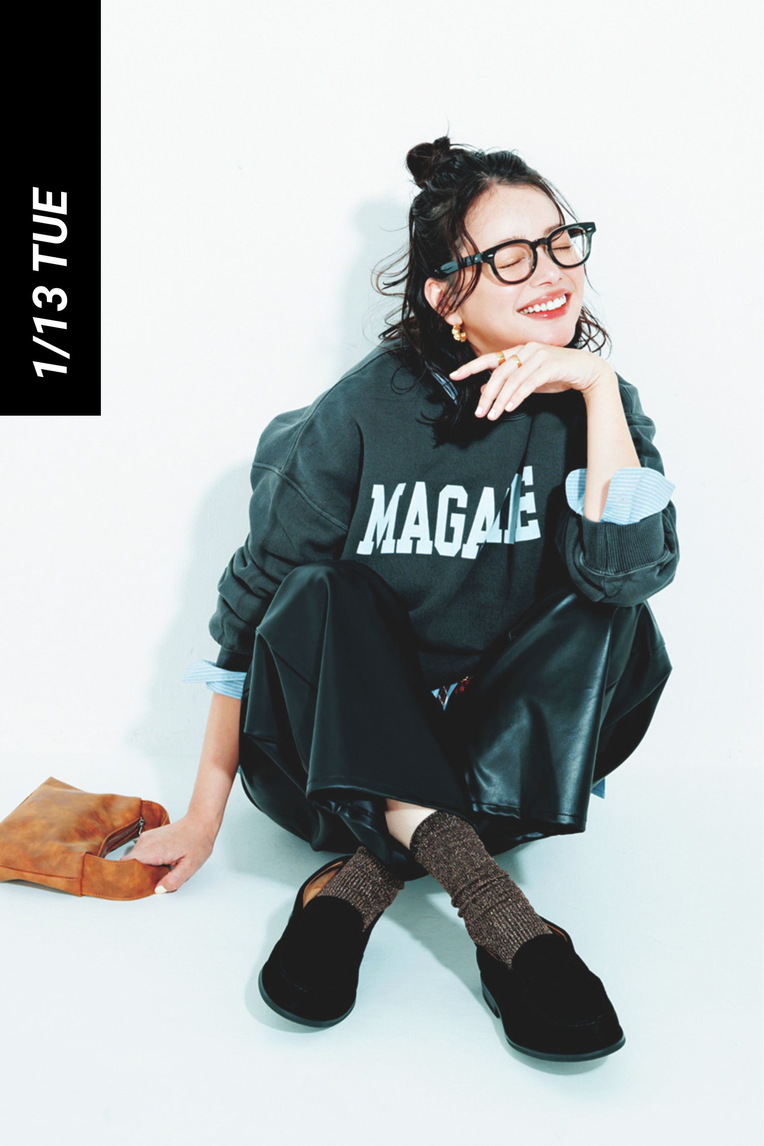 ロゴスウェットの下にシャツをレイヤードしてエコレザーパンツを穿いた着こなし