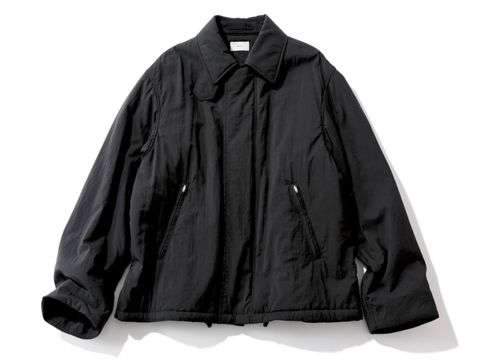 黒のナイロンブルゾンはどんなコーデにも合わせやすい