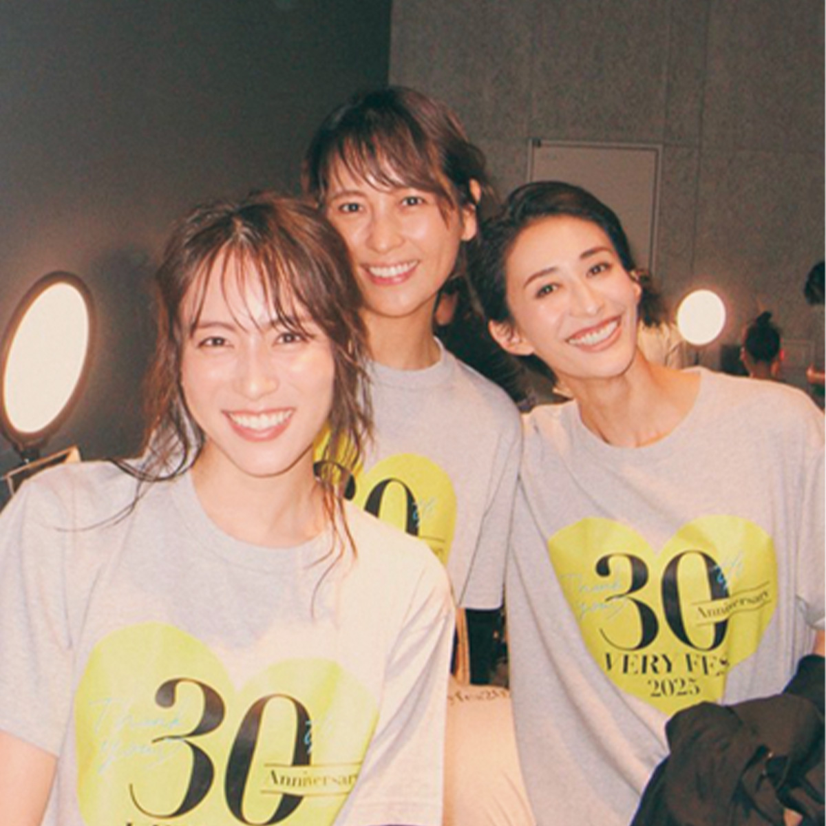 VERY FESの舞台裏の笹川友里さんと神山まりあさんと青木裕子さん
