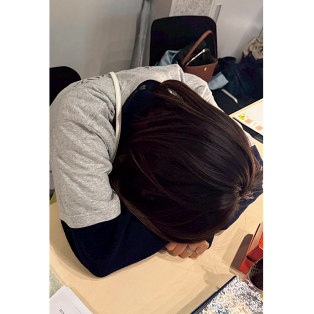 机に突っ伏して寝るVERYスタッフ