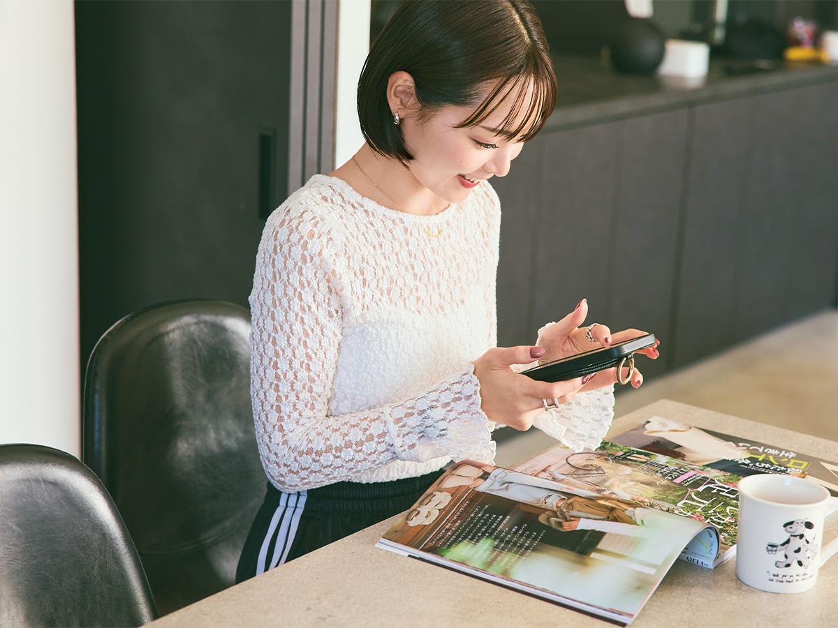 読者がVERYを読みながら携帯で検索する様子