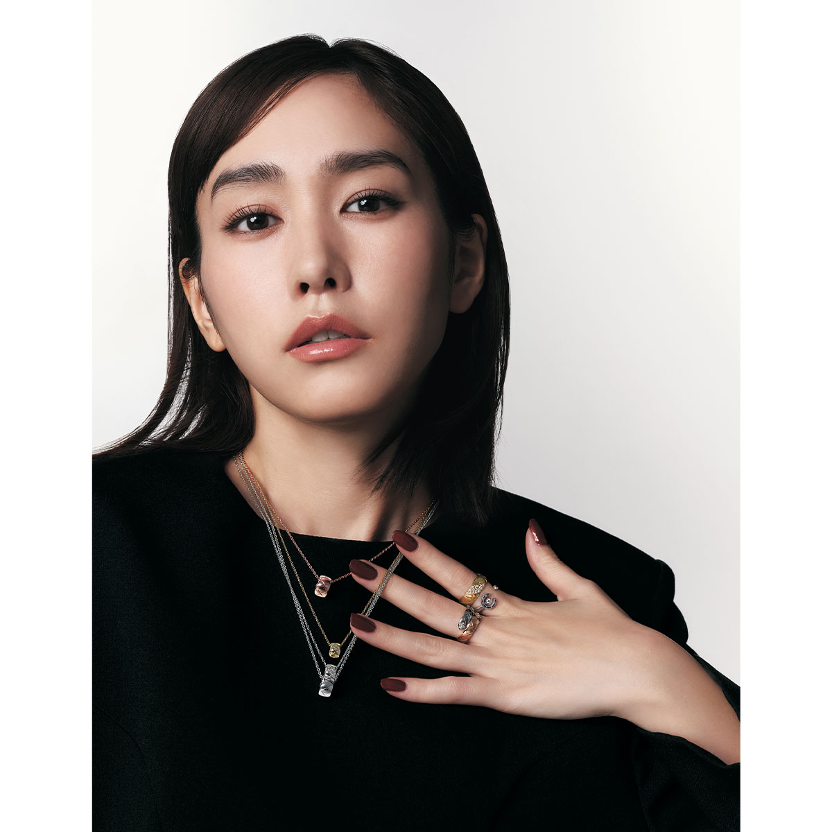 モノトーンスタイルにココクラッシュのネックレスとリングを重ねづけした桐谷美玲さん