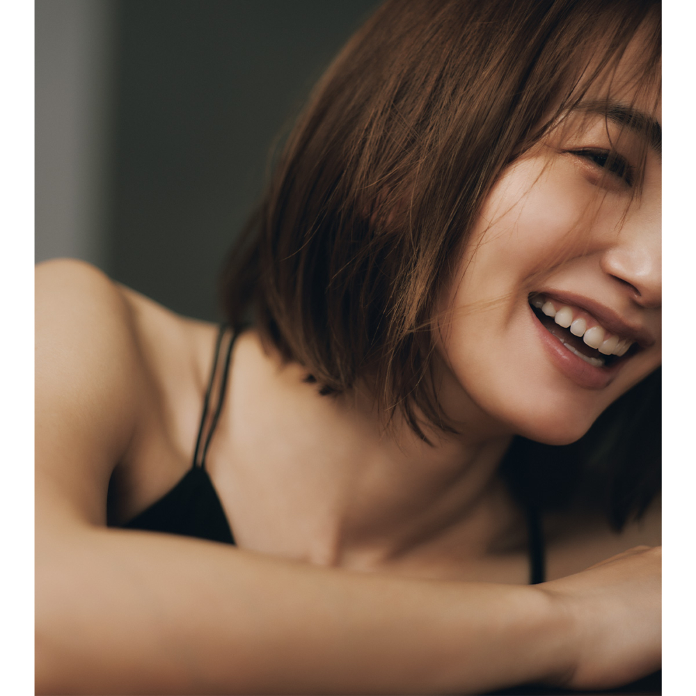 キャミソールを着た寝る前のママの笑顔