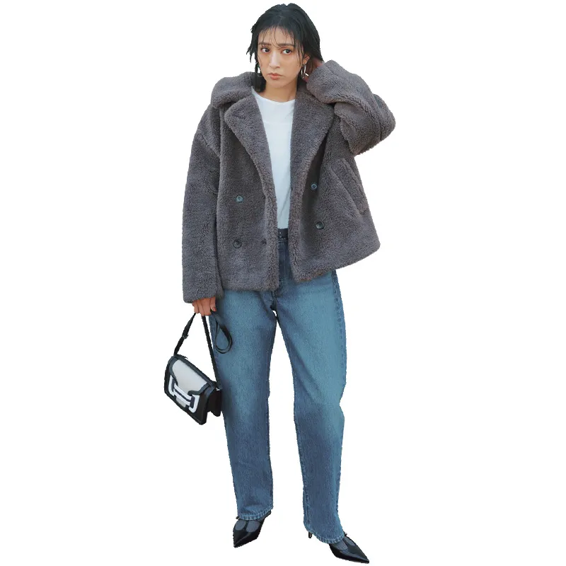 ボアコートにデニム、ポインテッドトウのシューズ、インナーに白Tのコーデ