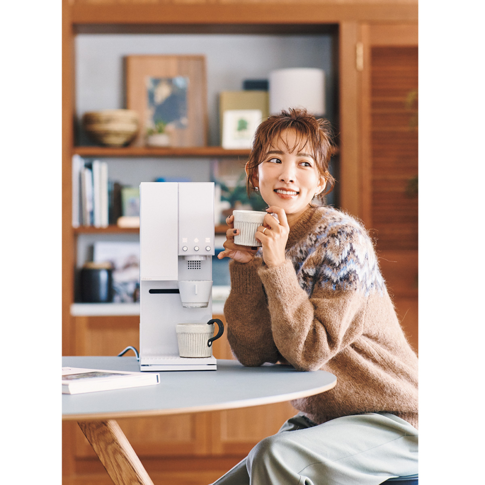 夏菜さんが自宅でコーヒーを飲むイメージカット