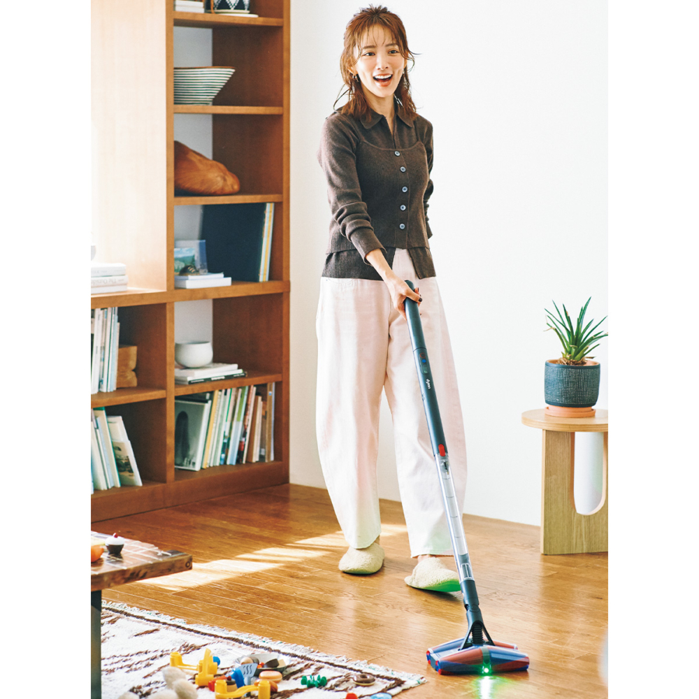 Dyson PencilVac Fluffycones™で掃除をかける夏菜さんのイメージカット