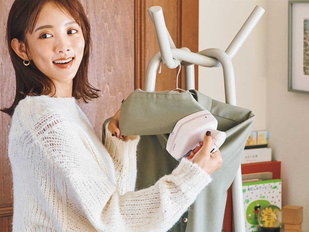 衣類スチーマー CSI-RX71でアイロンをかける夏菜さん