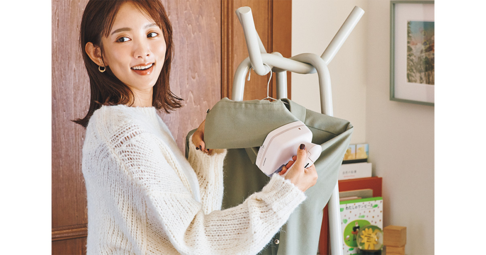 アイロンがけをする夏菜さん