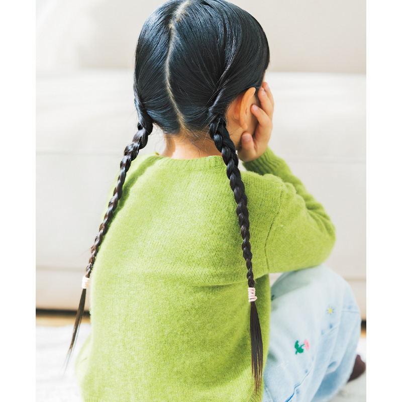 三つ編みをした女の子の後ろ姿