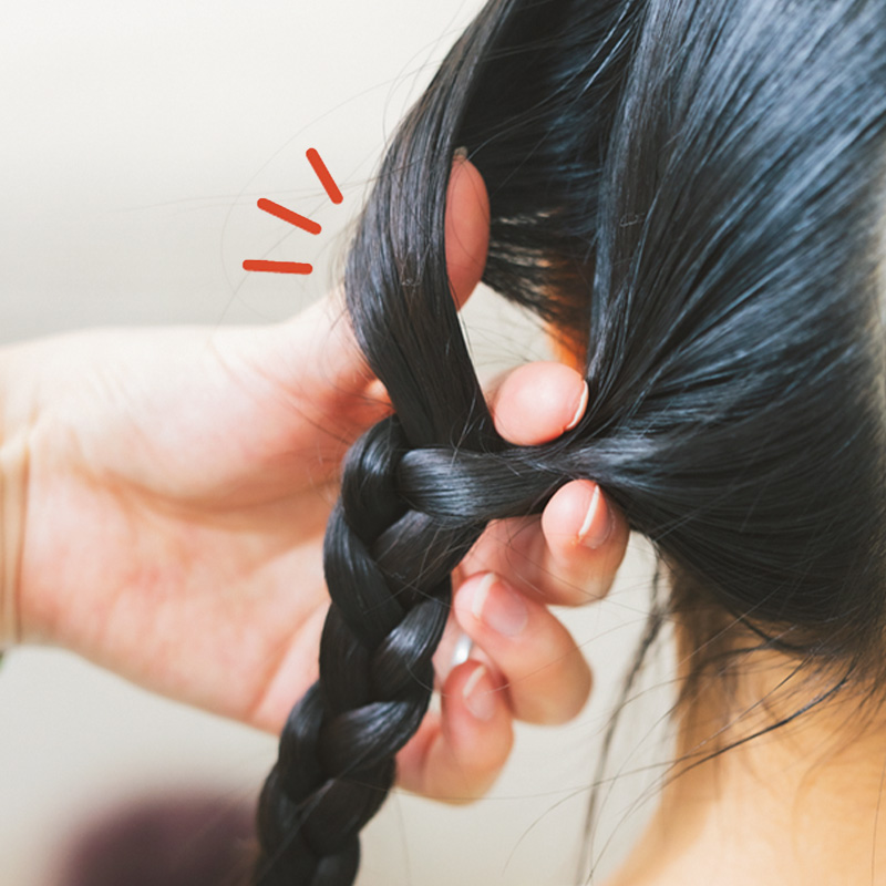 外側の毛束を引っ張り穴を開ける