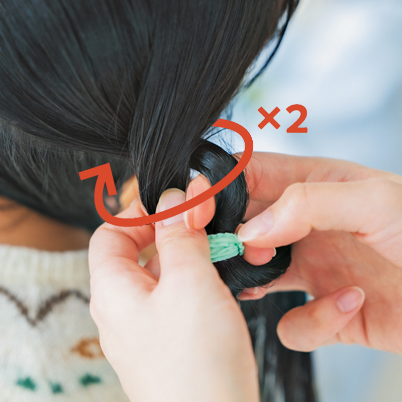 根元の髪を分けてねじる