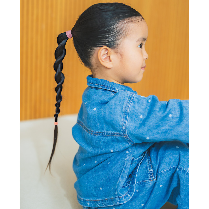 ロープ編みヘアの女の子の横から見たカット