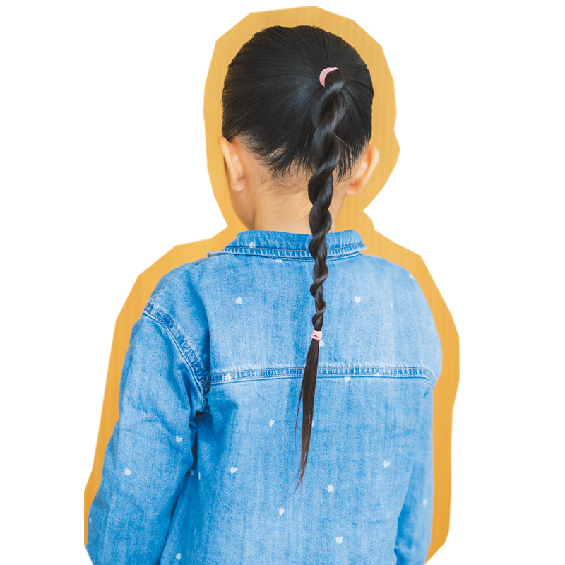 ロープ編みヘアの女の子の後ろから見たカット