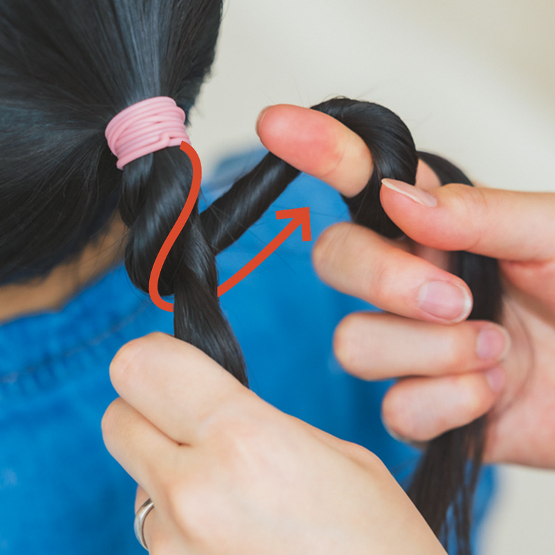 右に持った毛束が上にくるように左の毛束と交差させていく