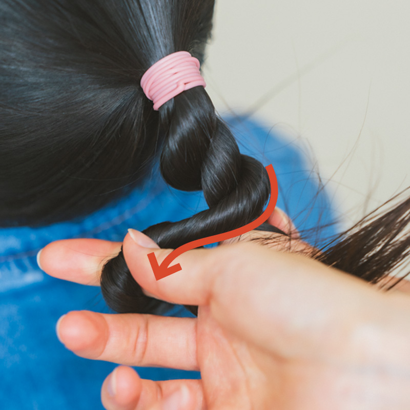 右側の毛束をねじったら左側と交差を繰り返す