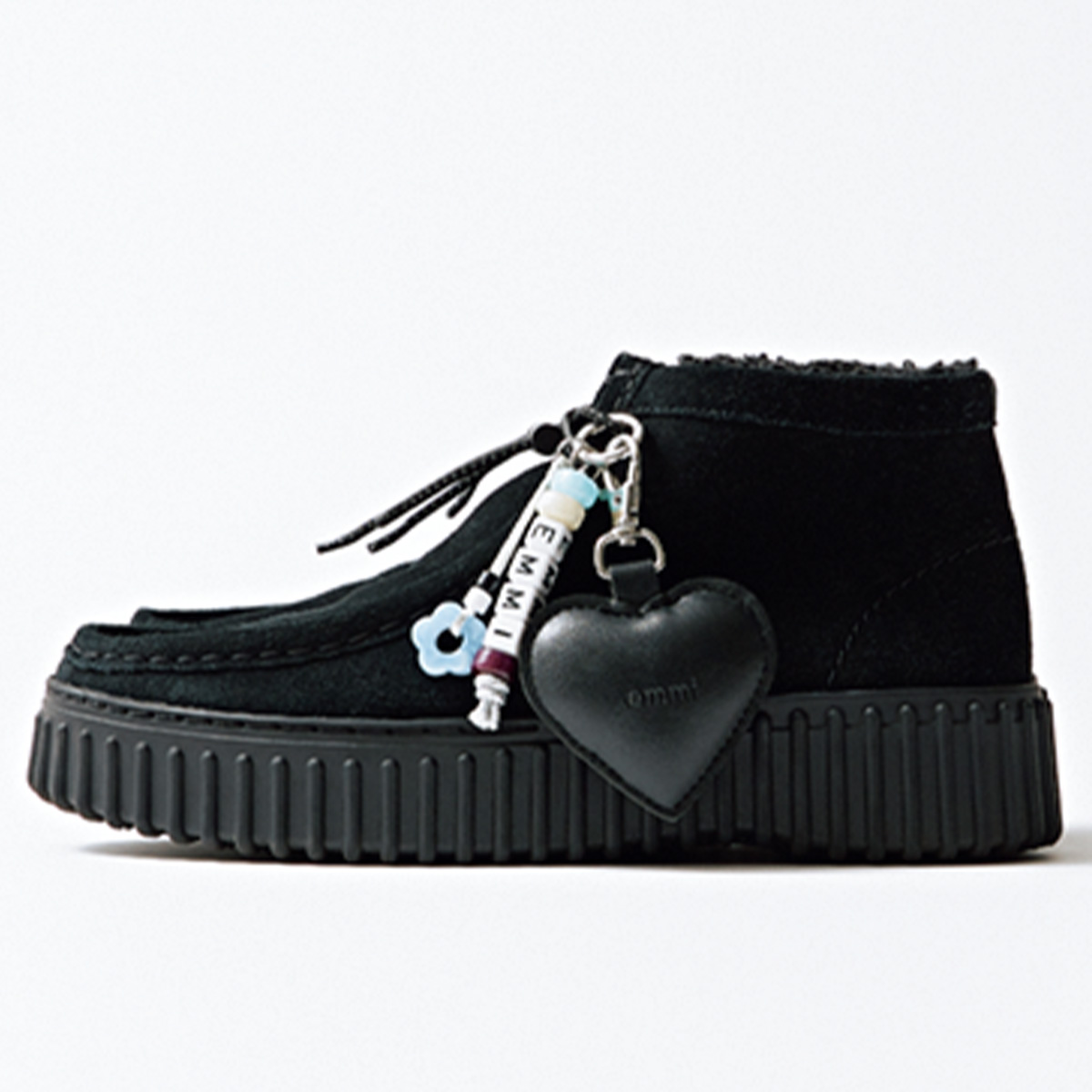 チャームをつけたクラークスのemmi別注のクラークスのトーヒルモス