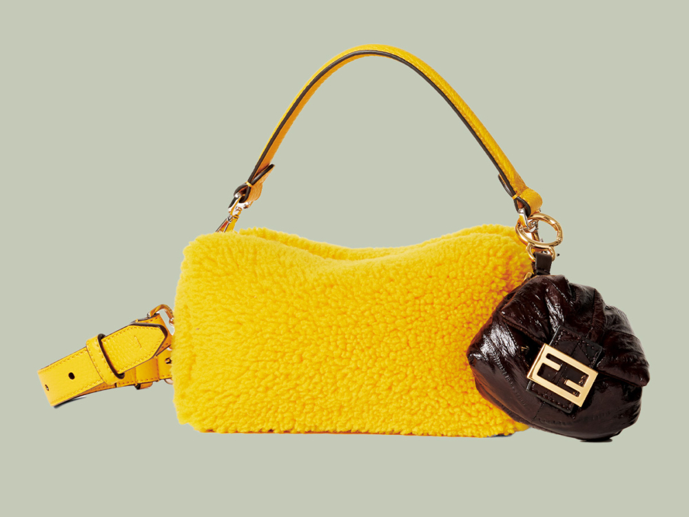 フェンディのもこもこシアリング素材のイエローのバッグ