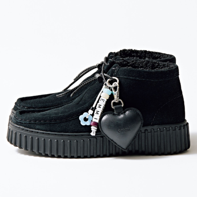 楽ちんクラークスが『emmi別注』でトレンド再燃！厚底ソールにチャームが今っぽい