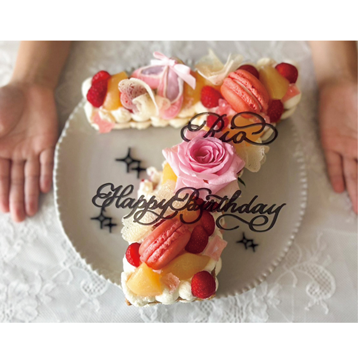 カリグラフィーを活かして作られたバースデーケーキ