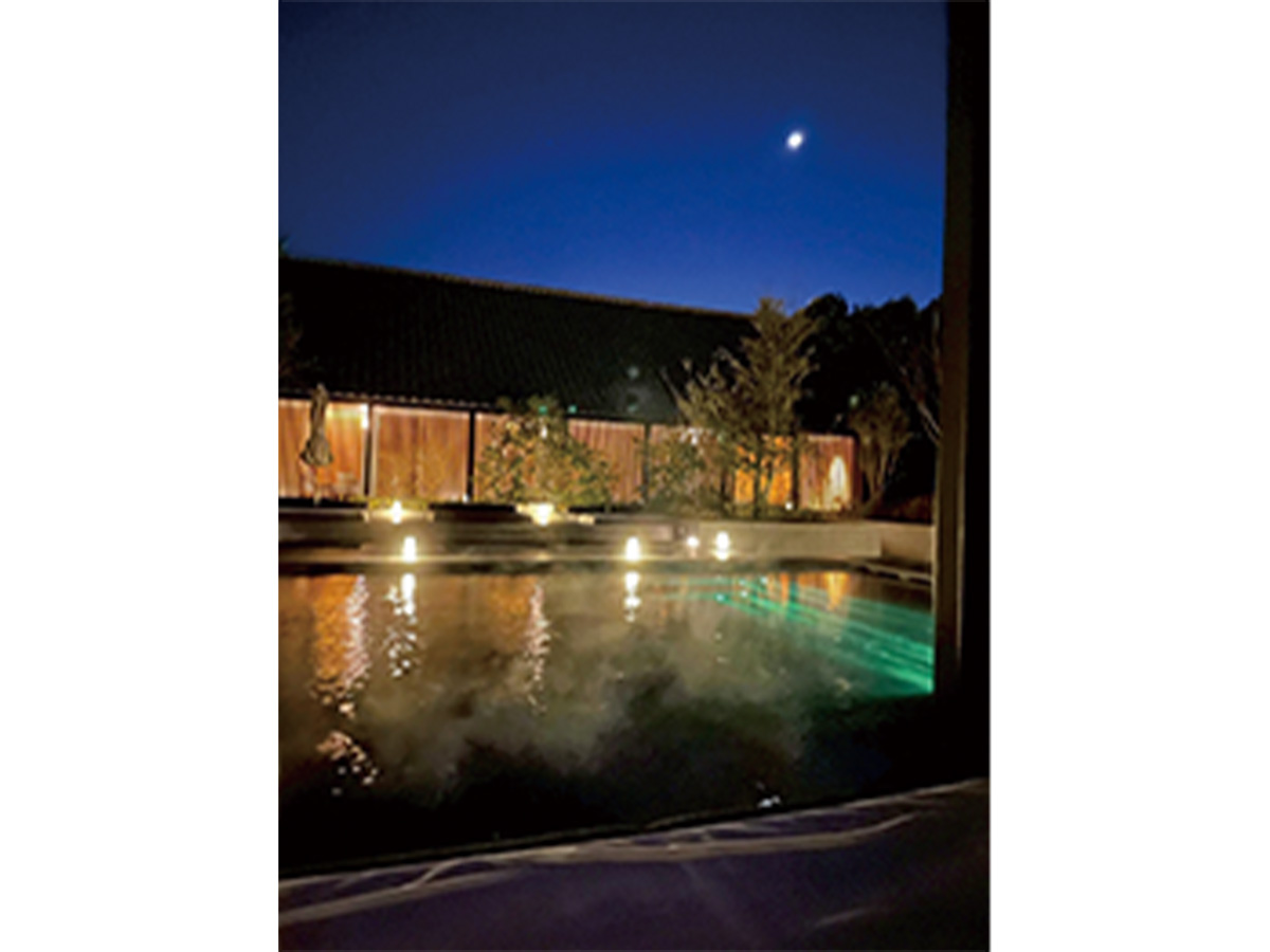 友人と屋外温浴施設サーマル スプリングに