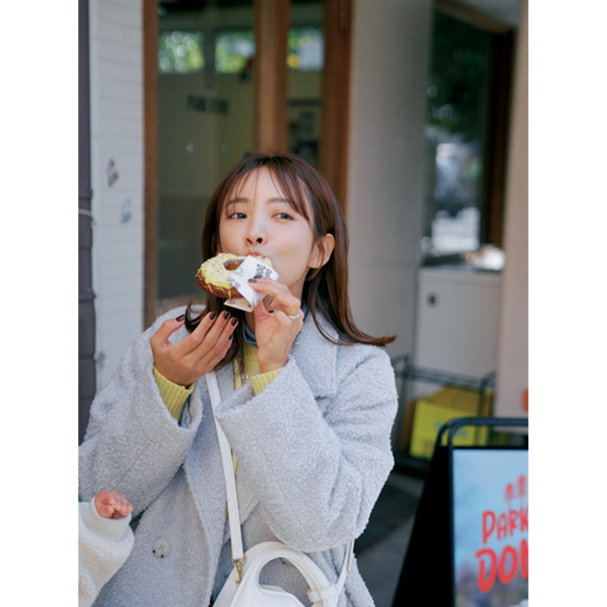 ドーナツを頬張る夏菜さん